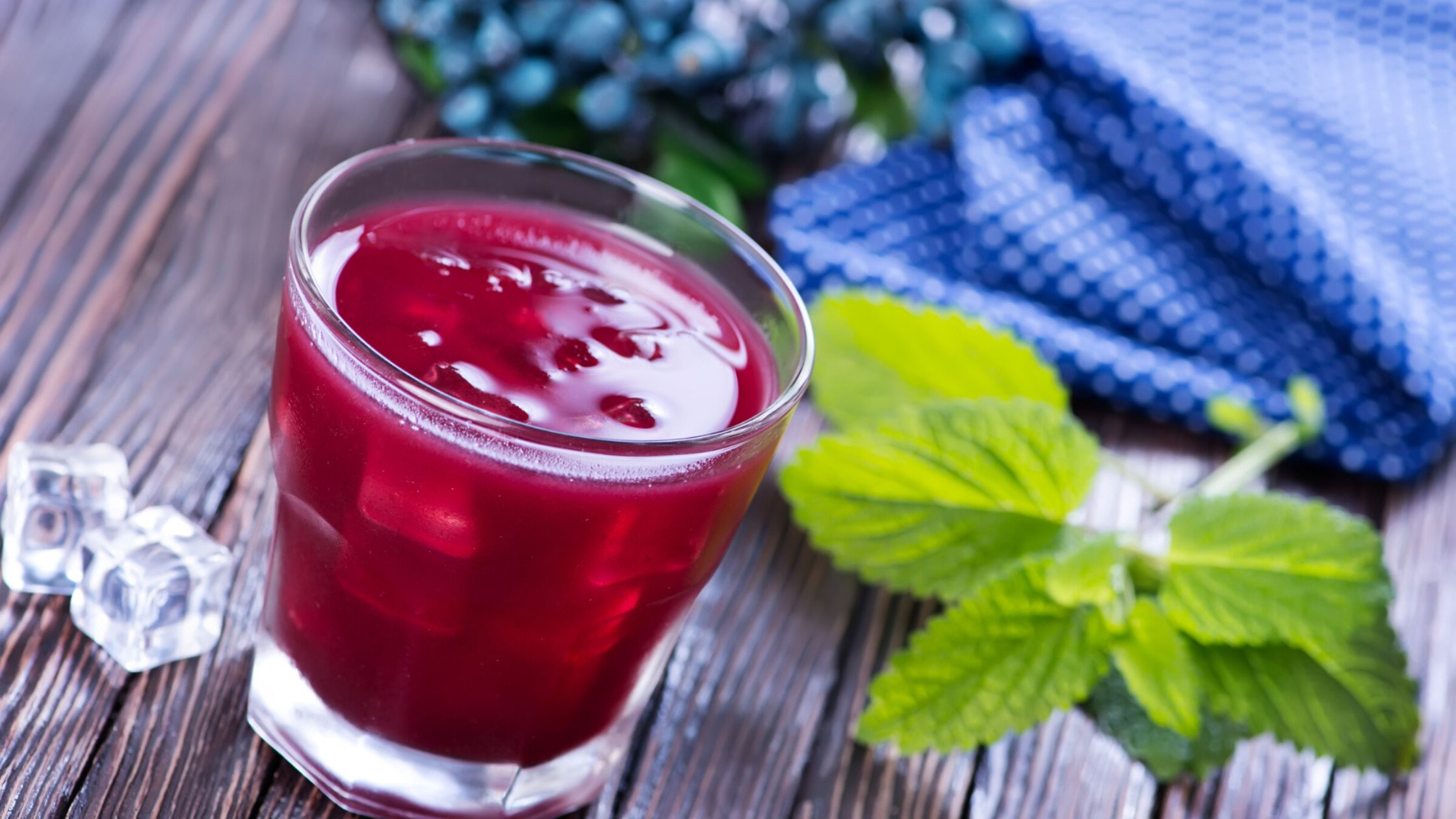  Blueberry Gin Smash 